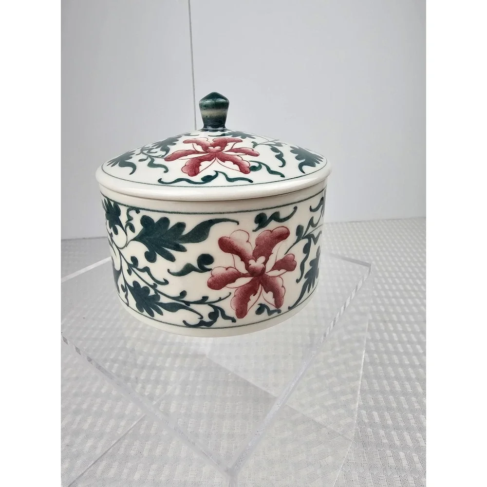 Vintage Chinese porcelain dish‎ with lid.  Red floral design. Trinkets, jewelry